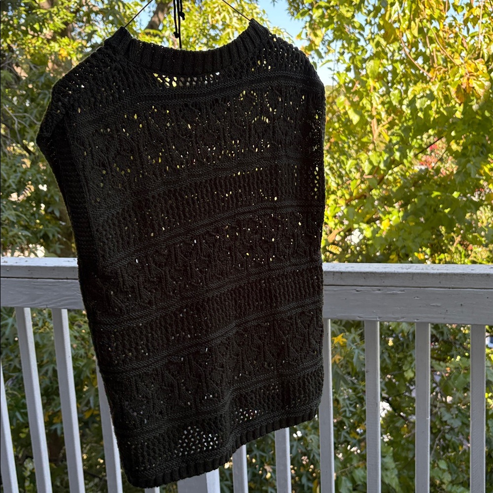 NWOT Cyrus Forest Green Crochet Sleeveless Top/Vest. Sz Small. Very soft!